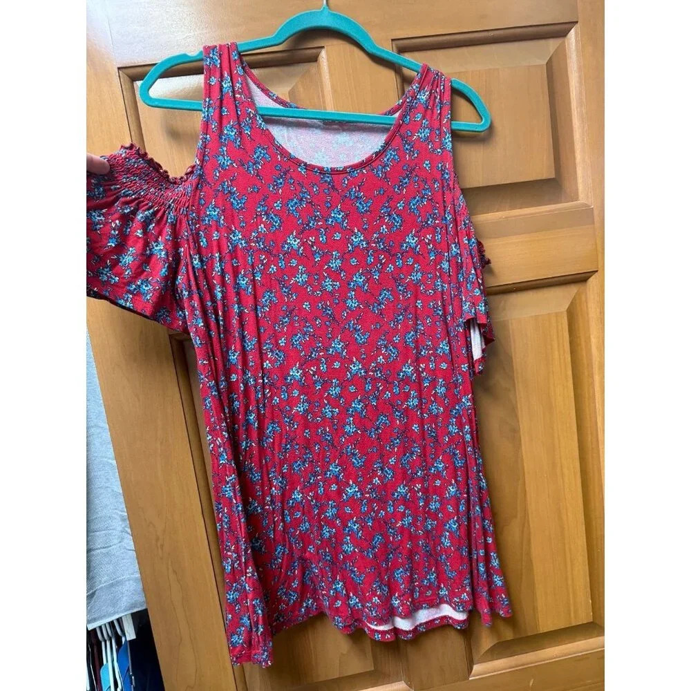 Cold shoulder floral shirt unsure on size but like XL